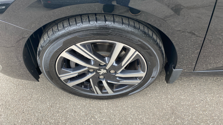 Peugeot 208 1.2 PureTech 100 Allure Premium 5dr Petrol Hatchback